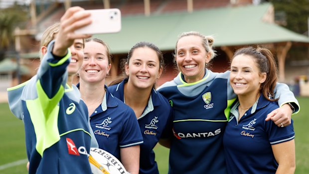Ahead of their respective world cups, Annabelle Codey and Ashleigh Gardner (centre) and their teams meet in North Sydney Oval.