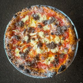 Pizza with wagyu sausage, pickled fennel and garlic oil.
