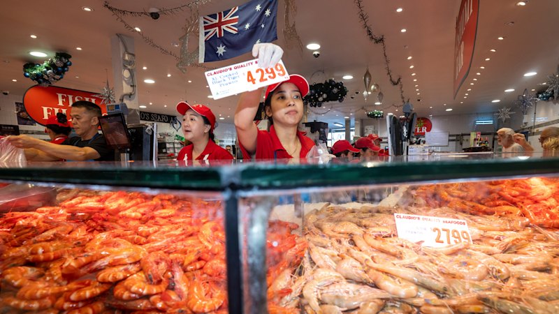 Last prawns for Christmas shoppers at the old Sydney Fish Market