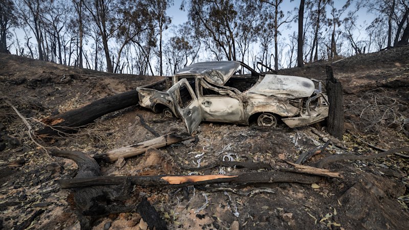 One dead as Victoria battles 27 bushfires after nearly 400,000 hectares burn
