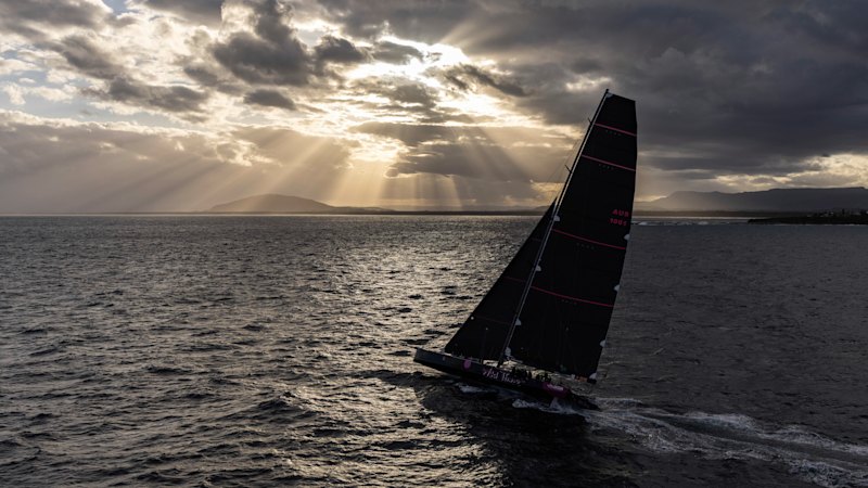 Wild Thing retires early due to rigging issues