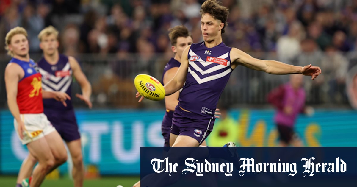 Fremantle Dockers secure midfielder despite West Coast Eagles interest