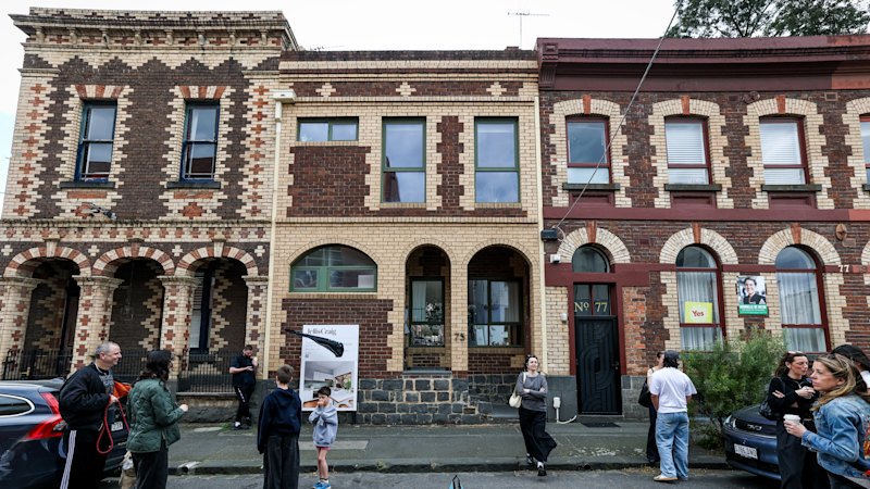 Four bidders battle it out for $1.95m inner-north Victorian