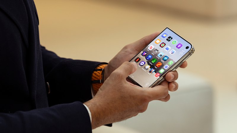 Apple’s foldable iPhone Duo draws early complaints of the screen cracking - The Age