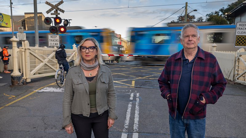 Yarraville community divided over plans to remove dangerous level crossing