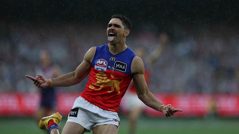 AFL 总决赛现场直播：凯尔 (Kyle) 令 MCG 惊喜后，码头工人队 (Dockers) 与狮子队 (Lions) 展开激烈的开局交锋