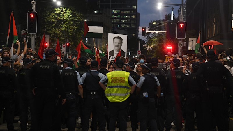 Witness claims officer agreed to let prayer go ahead before violent Sydney protest scenes