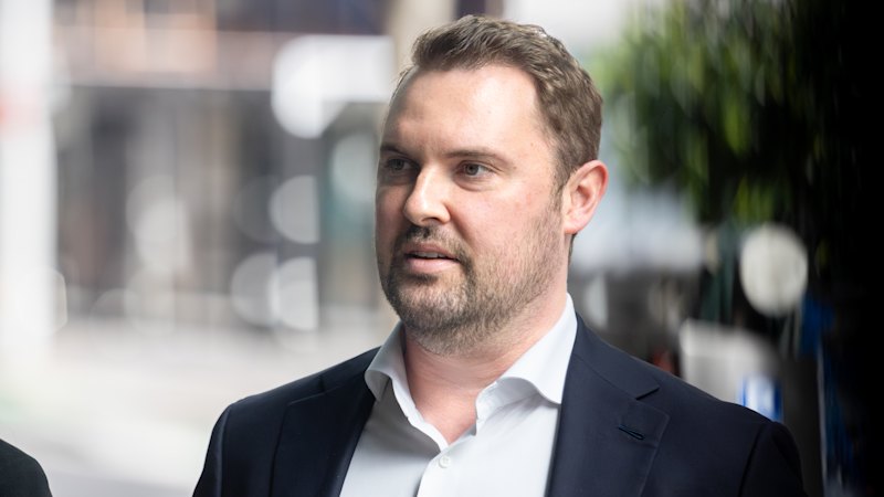 Lobbyist’s ‘wire me up’ text and sealed envelope probed in court hearing