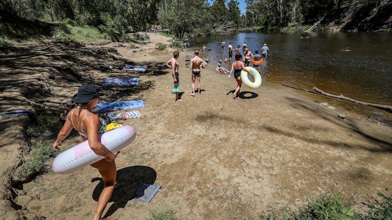Melbourne heatwave LIVE: Transport chaos as West Gate Tunnel closed northbound, trains cancelled; Thologolong, Longwood fires spread; Wimmera, North Central, Northern Country brace for ‘Catastrophic’ Friday