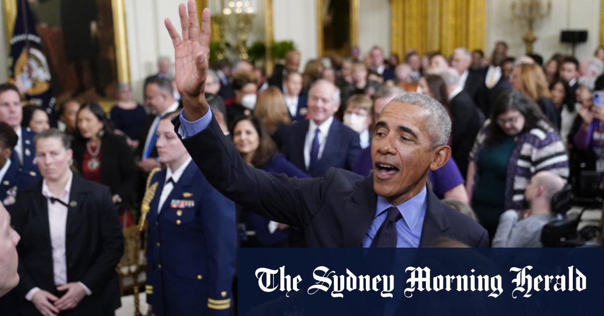 Barack Obama torna alla Casa Bianca per celebrare l’Obamacare, osserva Willow, il gatto di Joe Biden