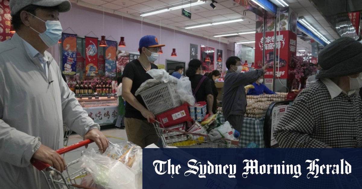 Pechino ordina test di massa, iniziano gli acquisti presi dal panico per i timori di una chiusura in stile Shanghai