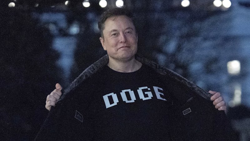 A subdued Musk backs away from Washington, but his project remains