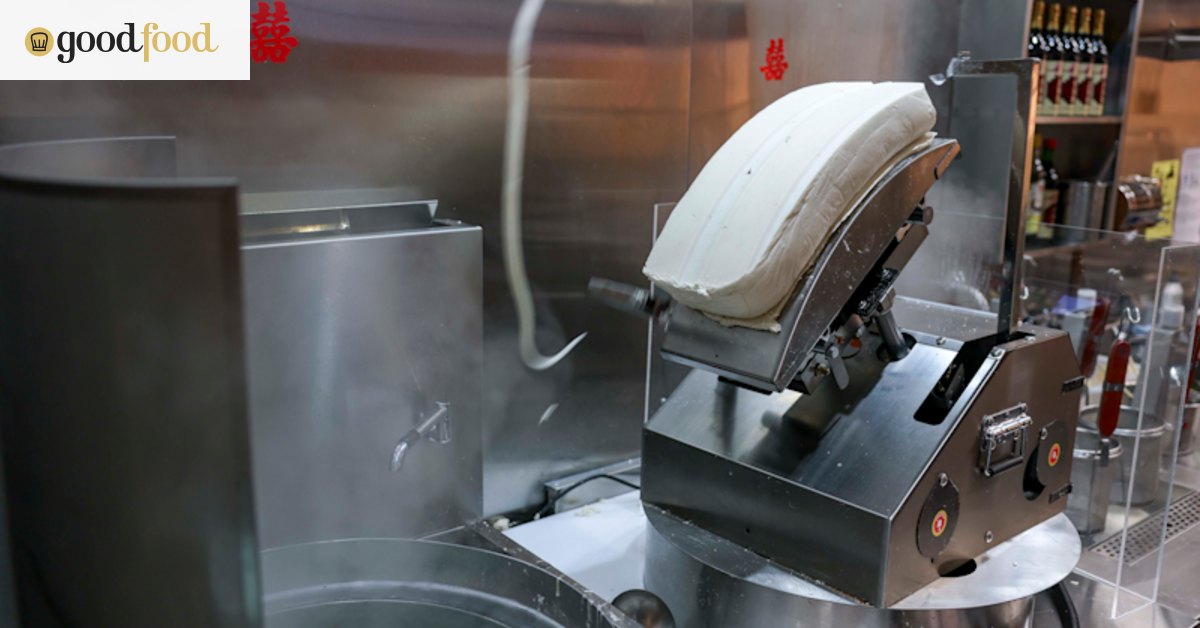 This CBD restaurant’s robot makes excellent northern Chinese noodles