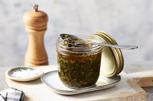 O chimichurri é delicioso com a maioria das carnes grelhadas, como carne bovina, cordeiro, frango e frutos do mar.