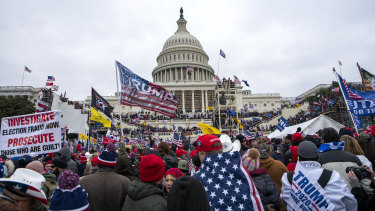 2021 年 1 月 6 日，忠於時任總統唐納德·特朗普的暴徒在美國國會大廈集會。 