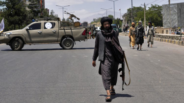Afganistan'ın başkenti Kabil'de Haziran ayında meydana gelen patlamada Taliban savaşçıları nöbet tutuyor.
