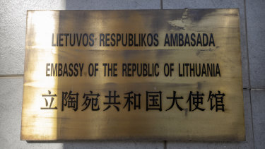 Ambasada Litwy w Pekinie.  UE złożyła pozew przeciwko Chinom do Światowej Konfederacji Handlu za dyskryminujące praktyki wobec Litwy.