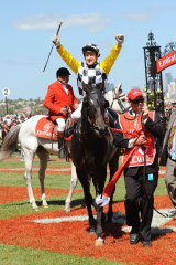 Blake Shinn and Viewed after winning the 2008 Melbourne Cup.