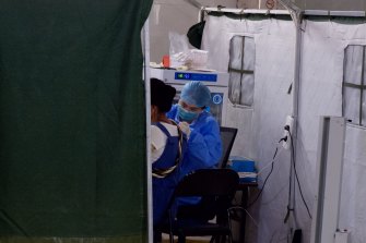 Un residente de la comunidad de Yangzhuang en el distrito de Tongzhou, al este de Beijing, recibió la vacuna COVID-19 la semana pasada. 