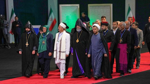 Leader religiosi e altri dignitari passano davanti alla bara del leader supremo, l'Ayatollah Ali Khamenei, a Teheran.