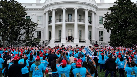 The crowd gathered in front of the White House. 