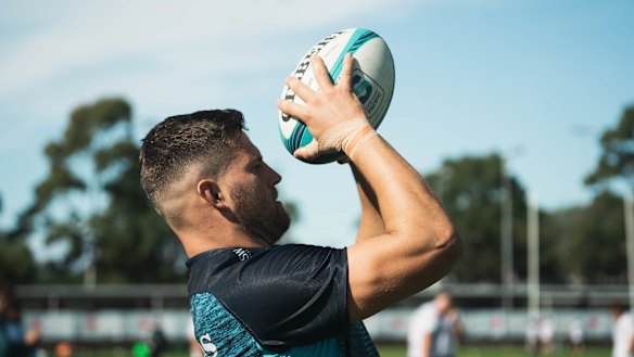 Dave Porecki practising lineout throwing at Waratahs training.