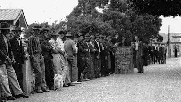 Unemployed relief workers line up at Annerley, Brisbane, during the Great Depression, 1938. 