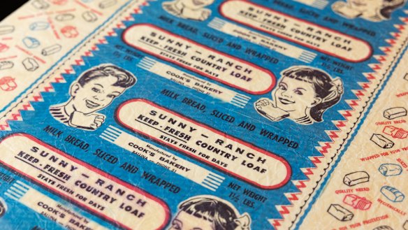 Un adolescente de Queensland recogió coloridos envoltorios de pan encerados y los entregó a la biblioteca.