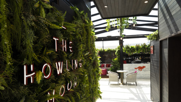 The Howling Moon rooftop bar at Rex Hotel is hosting a singles' night.