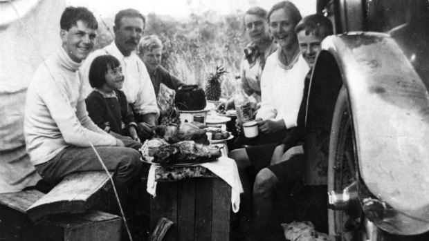An unidentified family enjoys Christmas lunch in Queensland, 1918.