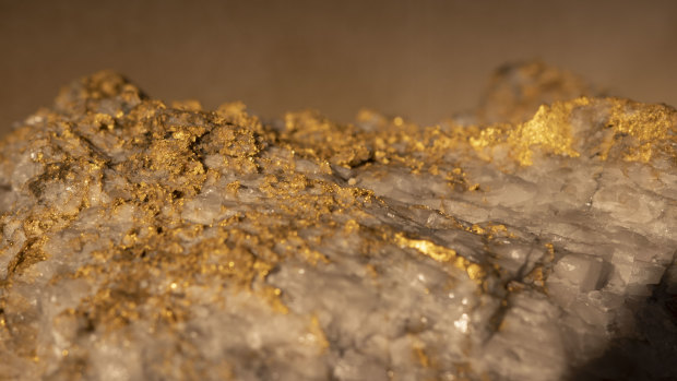 One of the nuggets weighed 90 kg and contained 2300 ounces of gold.