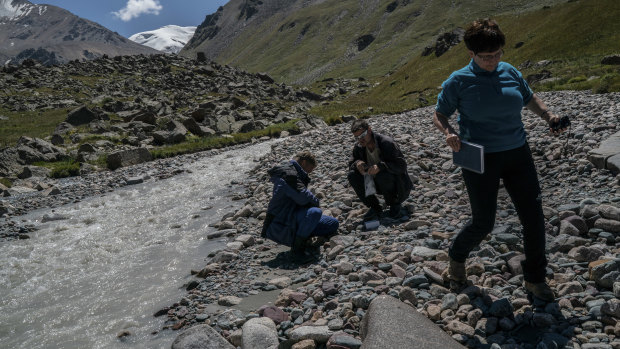 Maria Shahgedanova, a glaciologist at the University of Reading in England, and fellow researchers analyse water samples in a stream. 
