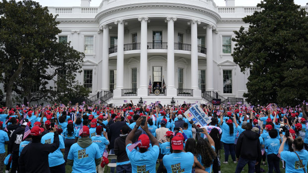 The crowd gathered in front of the White House. 