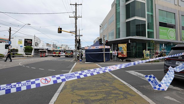 Um pedestre morreu no local, enquanto uma mulher dentro do prédio também foi atingida e levada de avião para o hospital.