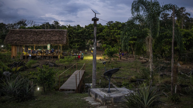 A Starlink antena in Manakeiaway, a Marubo village.