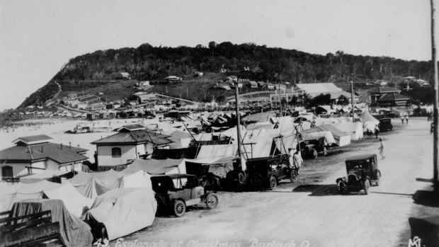 The Esplanade at Burleigh Heads crowded with tents and cars during Christmas holidays, 1932. Tents have been erected along the road and on the beach, turning the Esplanade into a camping site.