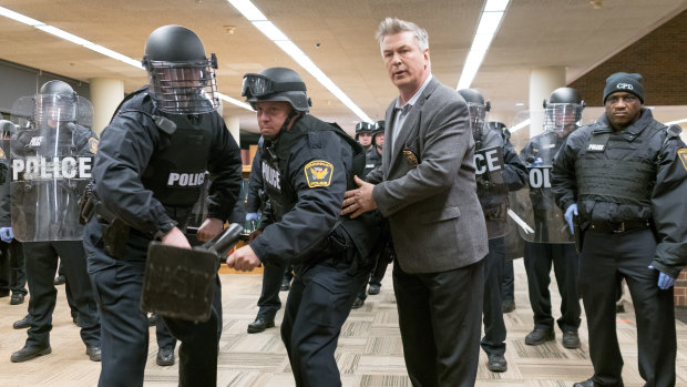 Alec Baldwin plays a police negotiator called in when over 100 homeless people take up residence in the public library. 