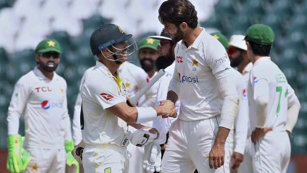 Shaheen Afridi and David Warner shakes hands after Afridi dismisses Warner.