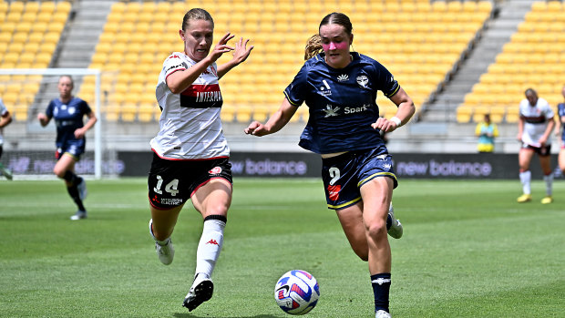 Clare Hunt (left) in action for Western Sydney Wanderers in the A-League Women’s competition.