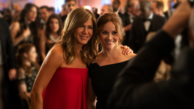 Jennifer Aniston and Reese Witherspoon in the Apple TV+ show Morning Wars. 