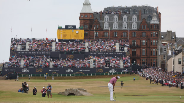 Cameron Smith putts on the 17th green.