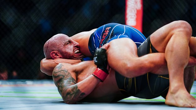 Brian Ortega holding Volkanovski in “the guillotine” during last year’s fight: “The lights were dimming. I couldn’t hear anything, and there was a moment where I literally did think of my family, and think: ‘This can’t be it! They are not taking the belt away from my family.’”