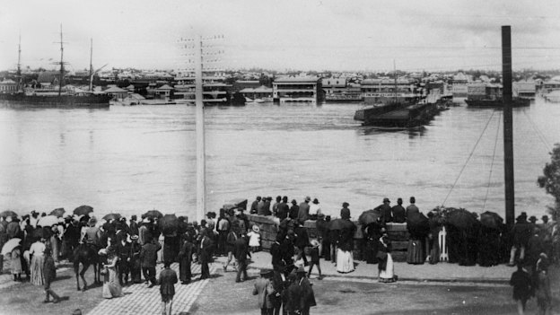 Crowd gathered on the north bank of the Brisbane River, observing the floodwaters which washed away the Victoria Bridge, 1893