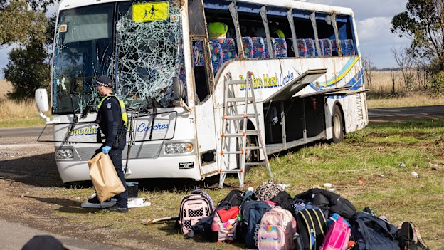 Even in the midst of the chaos of the accident scene, emergency workers diligently collected the items and lined them up on the edge of the road.