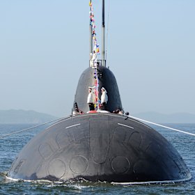 Marinheiros russos em um submarino não identificado que se acredita ser da classe Akula durante um desfile militar em Vladivostok em 2008.