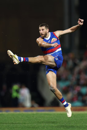 Marcus Bontempelli tried valiantly but couldn’t get a win for the Bulldogs.