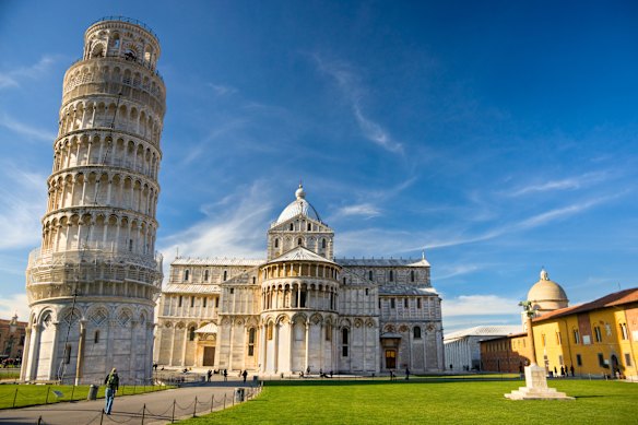 The Piazza dei Miracoli and leaning tower, Pisa, Tuscany.
