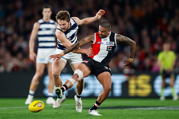 Bradley Hill of the Saints and Tom Atkins of the Cats compete for the ball.