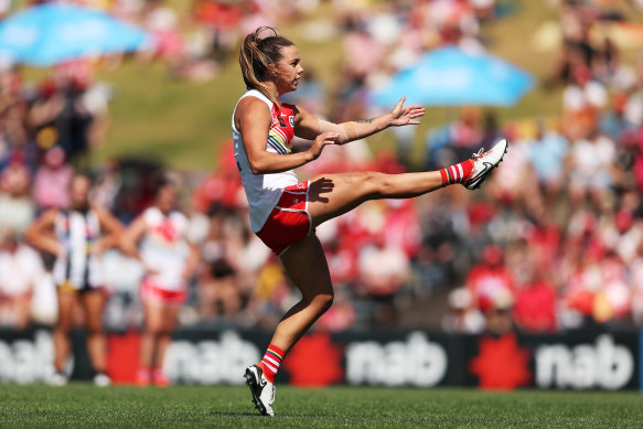 Swans captain Chloe Molloy in action at Henson Park.