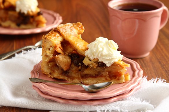 Torta de maçã holandesa caseira com chantilly.